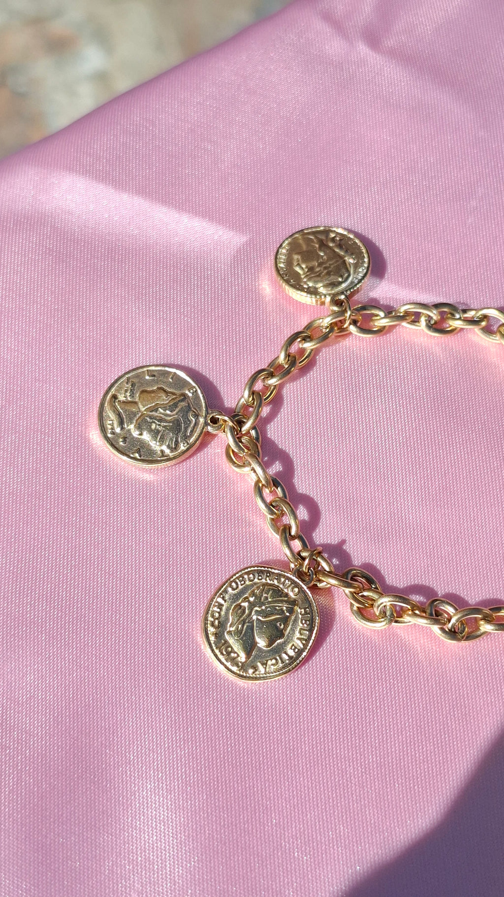 Le bracelet doré "CHIKILITA"