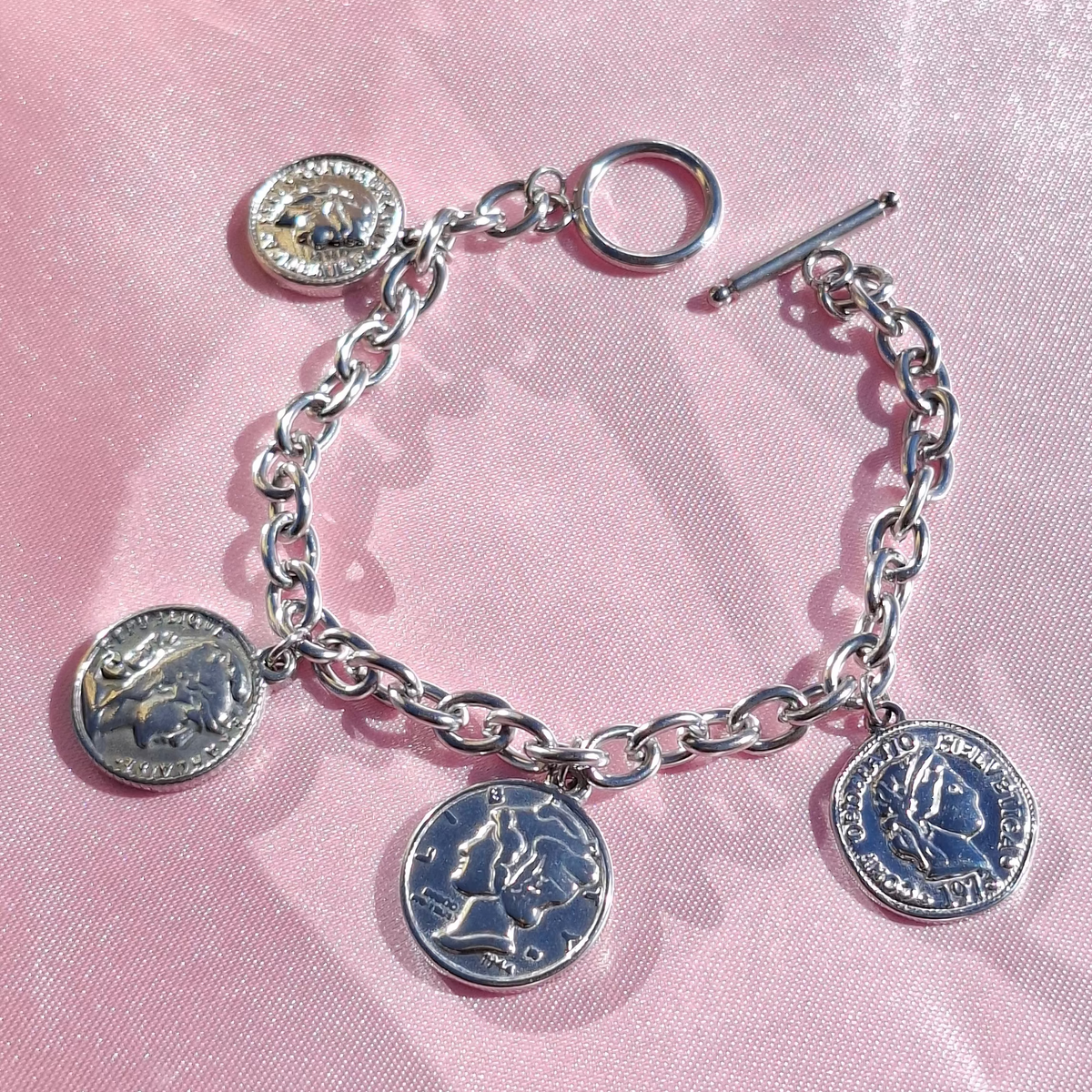 Le bracelet argenté "CHIKILITA"