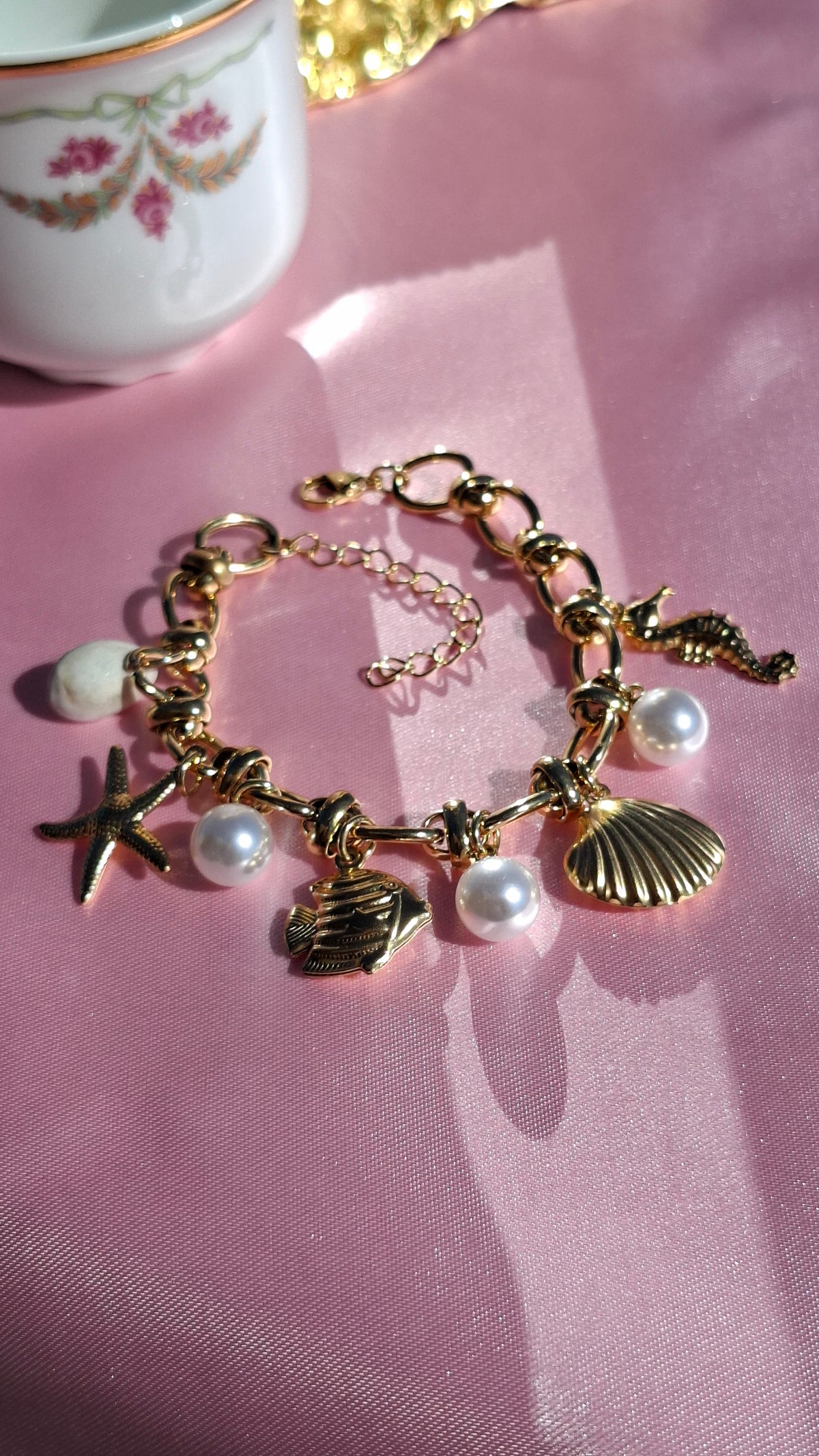 Le Bracelet doré "SORAYA" à breloques