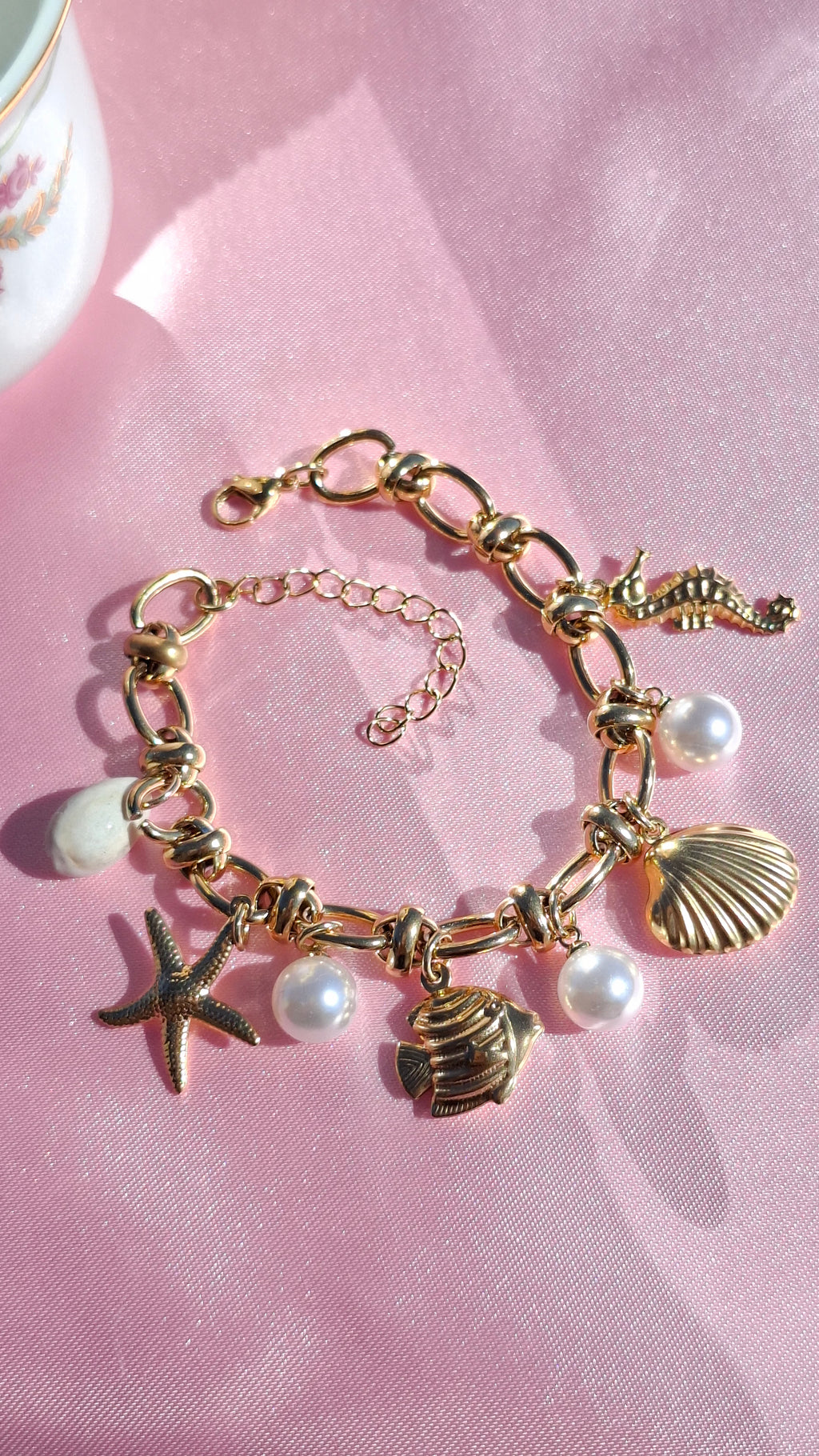 Le Bracelet doré "SORAYA" à breloques