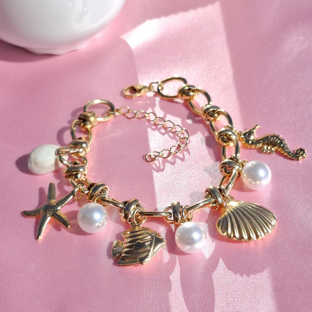 Le Bracelet doré "SORAYA" à breloques