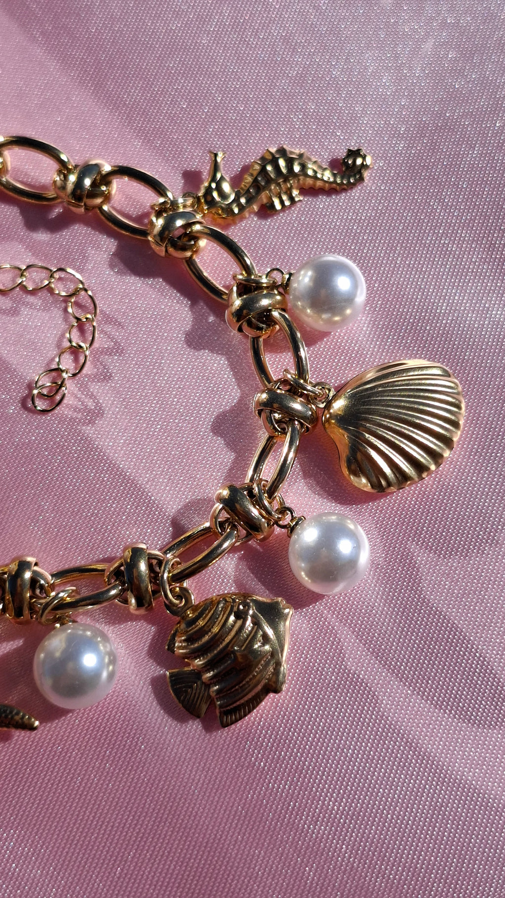 Le Bracelet doré "SORAYA" à breloques