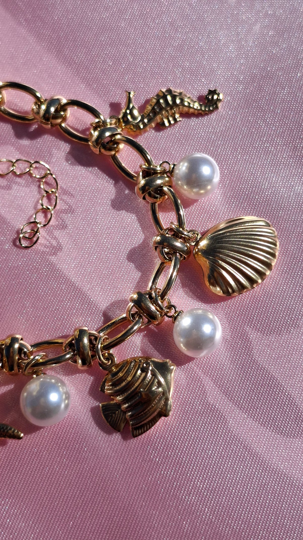 Le Bracelet doré "SORAYA" à breloques