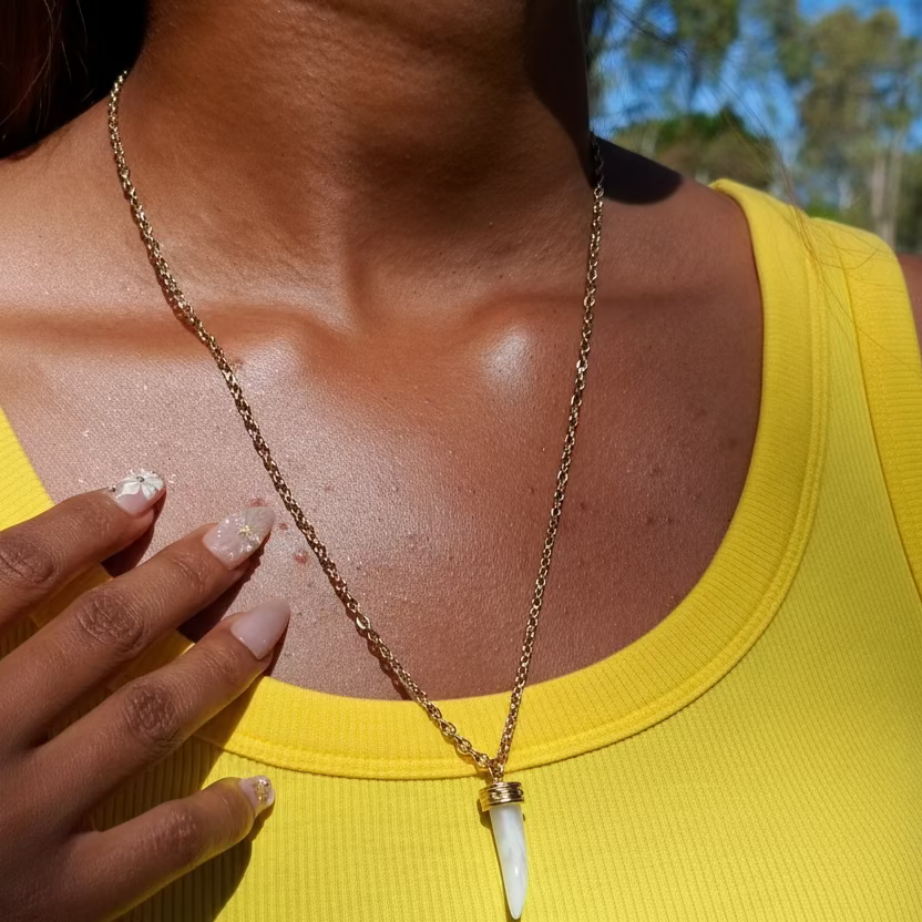 Le collier pendentif "ROSARIO" blanc